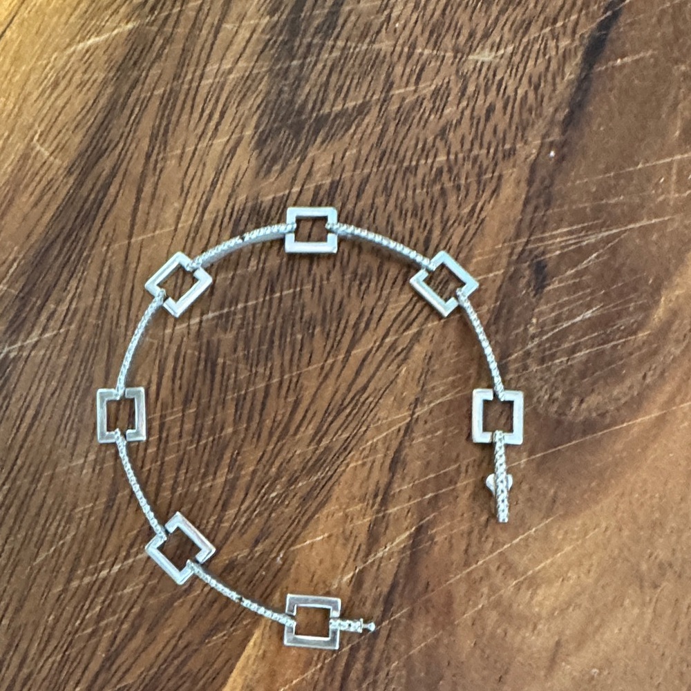 Platinum and Diamond tennis bracelet 
Chimento
Missing 2 diamonds